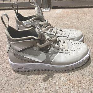 Nike high top air max in excellent condition, worn once, light grey color